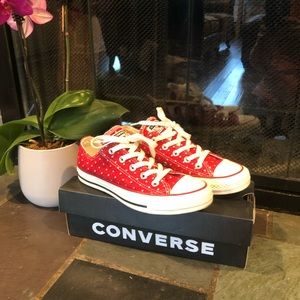Red with white stars unisex size 4 in men’s, 6 in women’s converse